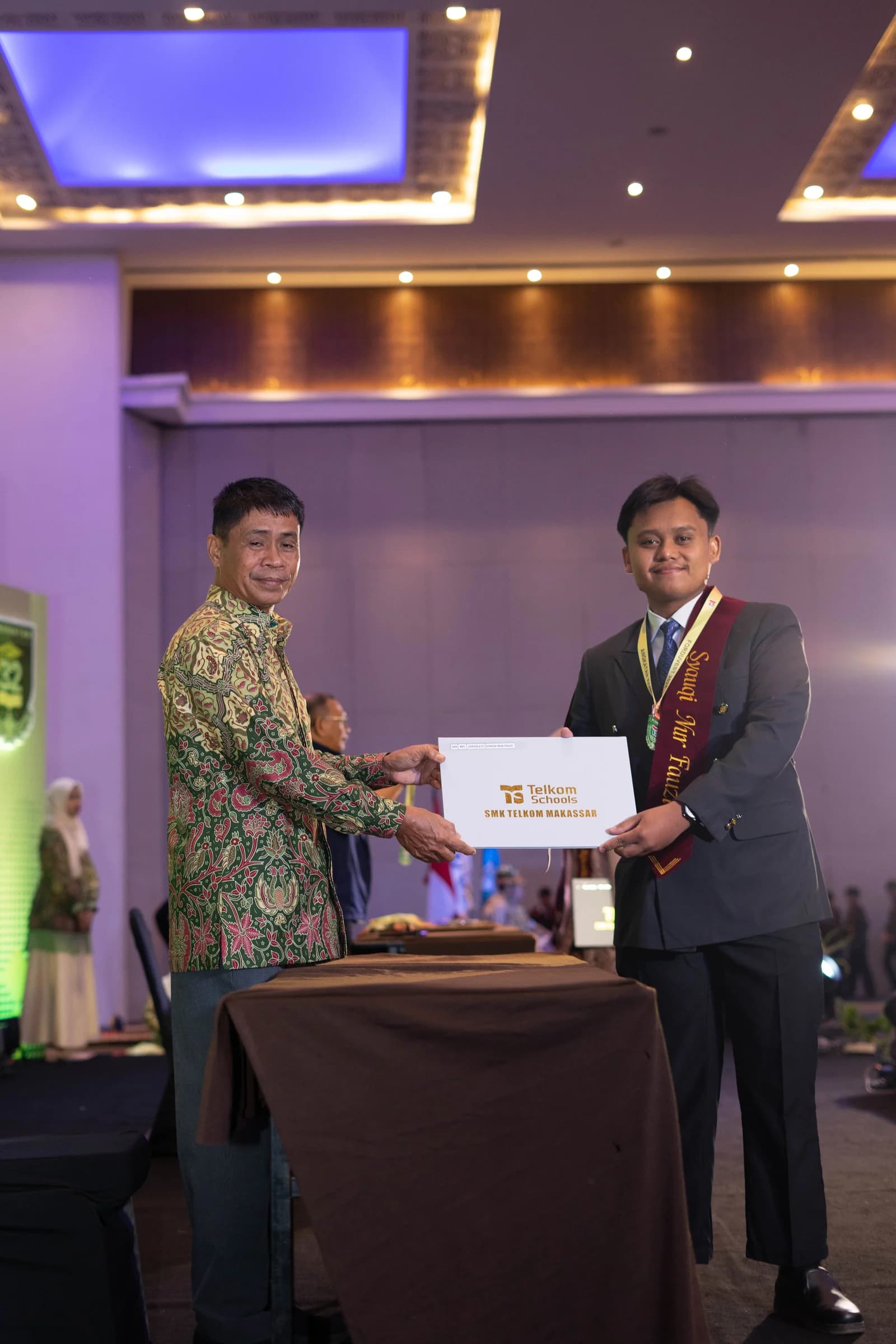 Syauqi Nur Fauzi menerima penghargaan di SMK Telkom Makassar